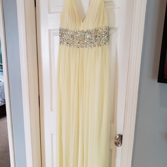 Beautiful light yellow gown - Picture 1 of 6